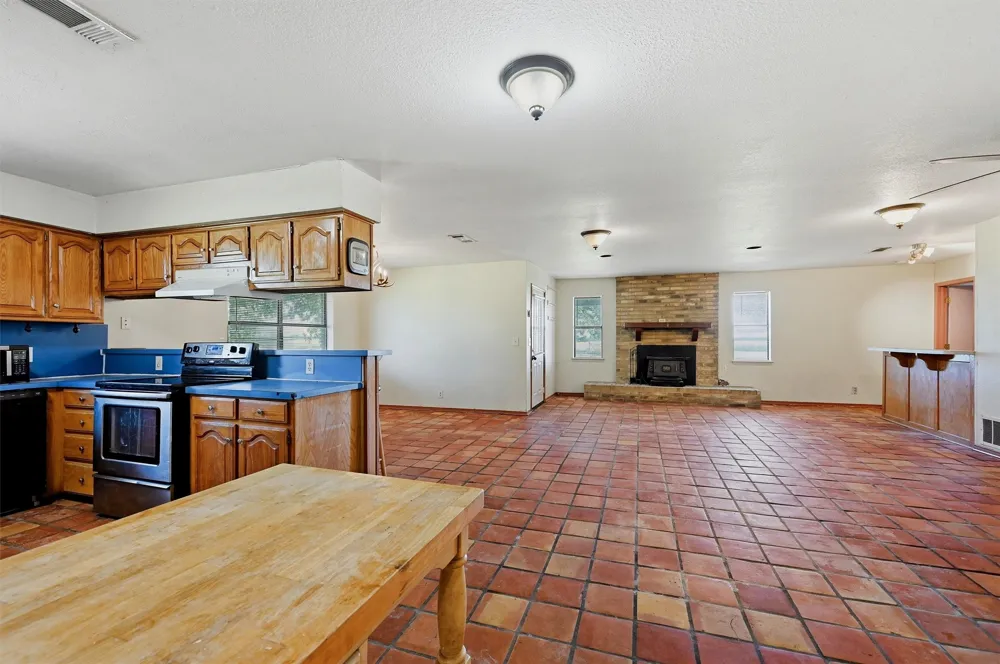 976 County Road 4070 Ector, TX 75439