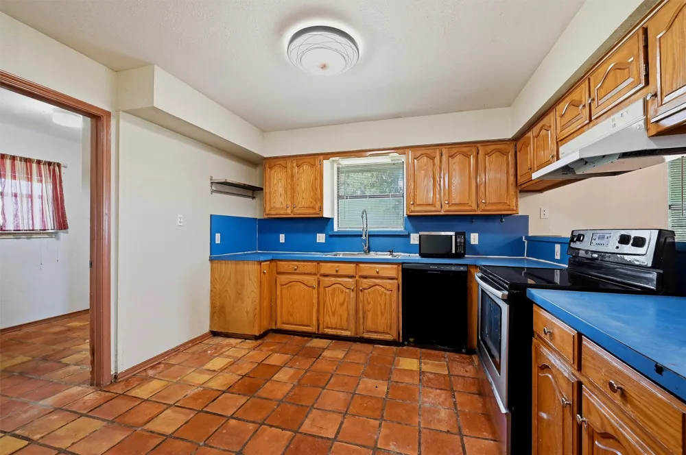 976 County Road 4070 Ector, TX 75439