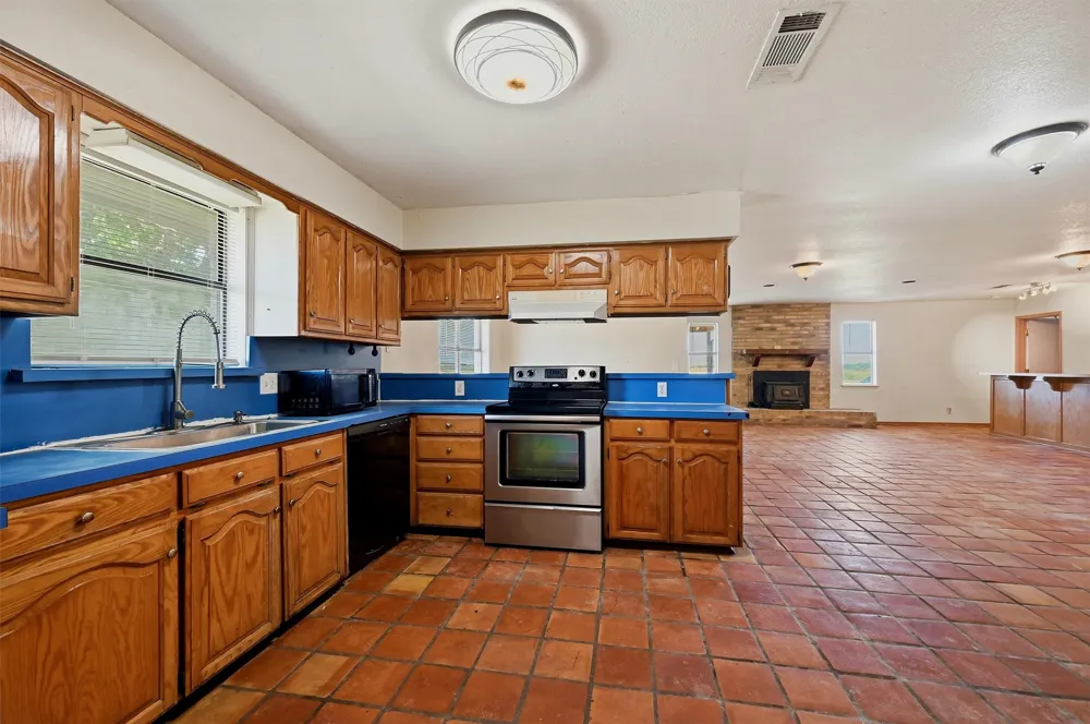 976 County Road 4070 Ector, TX 75439