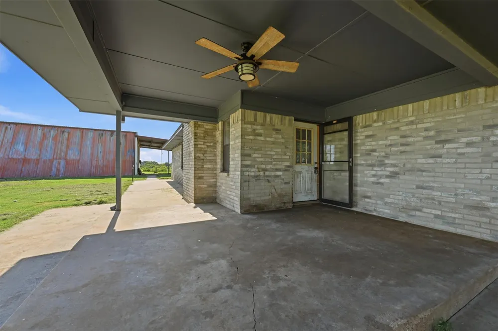 976 County Road 4070 Ector, TX 75439