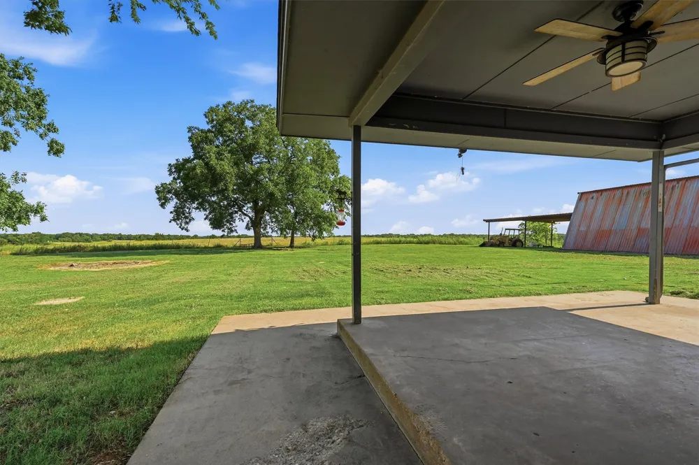 976 County Road 4070 Ector, TX 75439