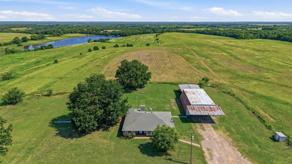 976 County Road 4070 Ector, TX 75439