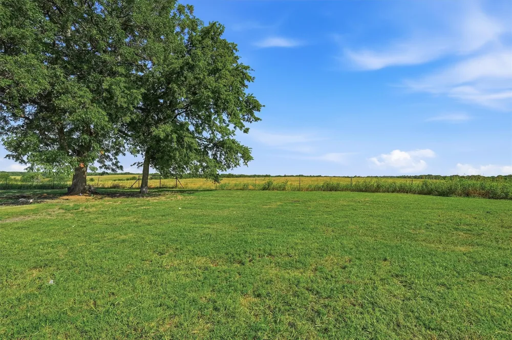 976 County Road 4070 Ector, TX 75439