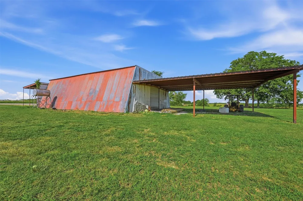 976 County Road 4070 Ector, TX 75439