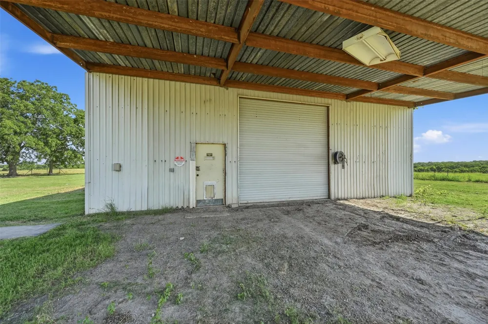 976 County Road 4070 Ector, TX 75439