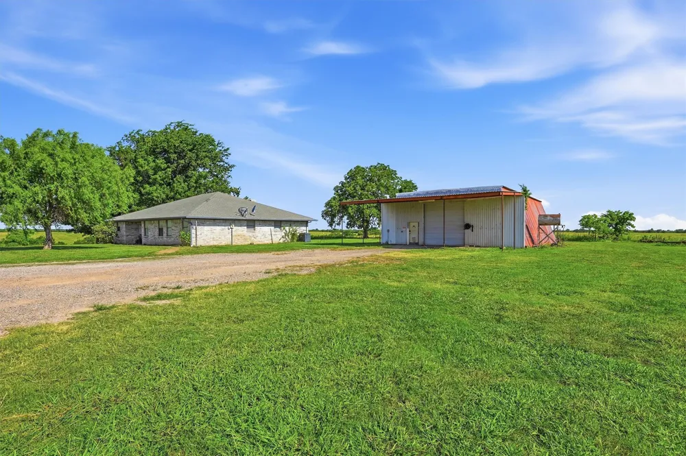 976 County Road 4070 Ector, TX 75439