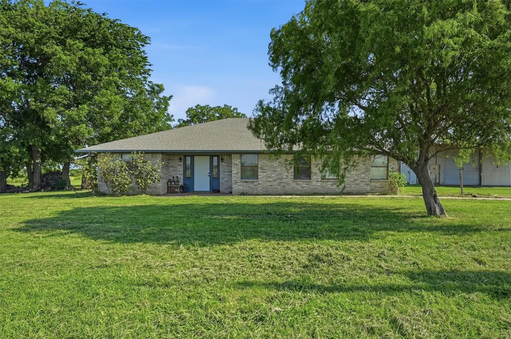 976 County Road 4070 Ector, TX 75439