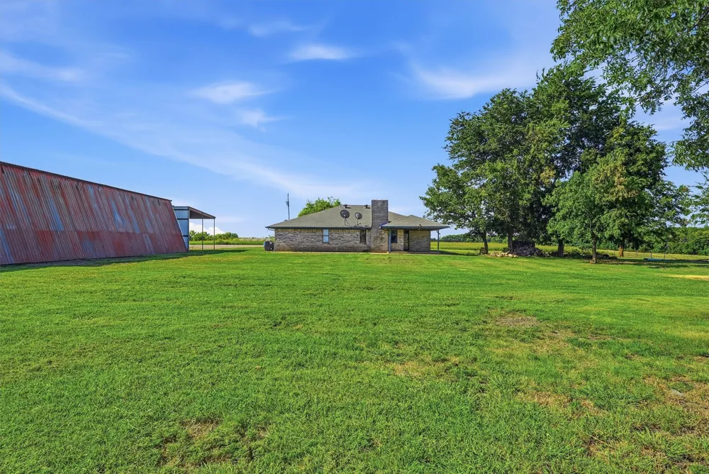 976 County Road 4070 Ector, TX 75439