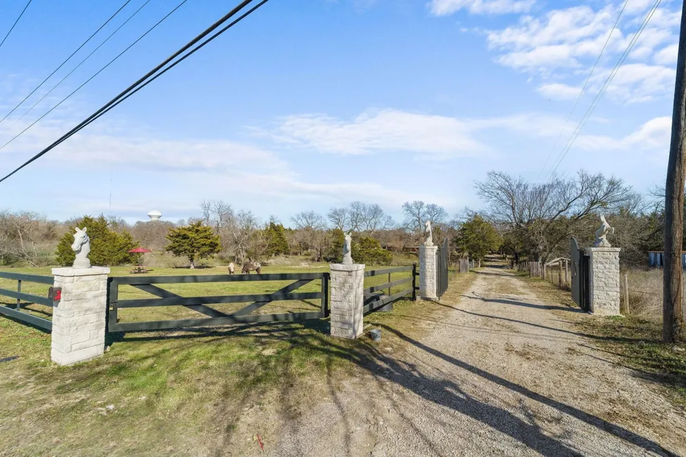 1006 S Clark Road Cedar Hill, TX 75104