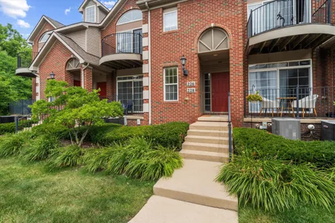 228 W Oakbrook Drive