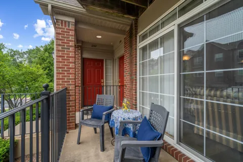 228 W Oakbrook Drive