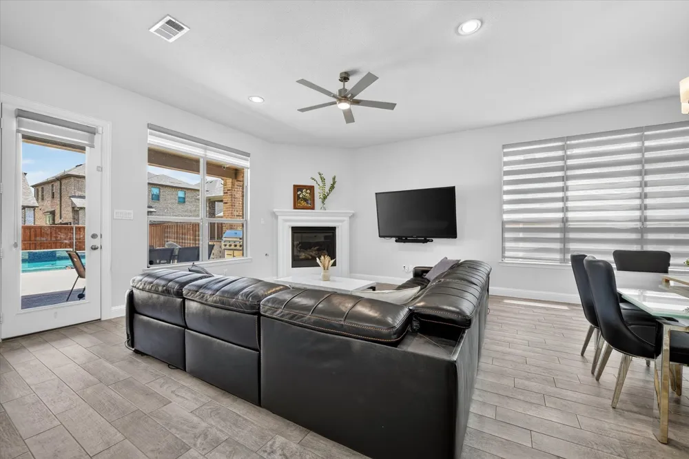 12728 Royal Oaks Lane Farmers Branch, TX 75234