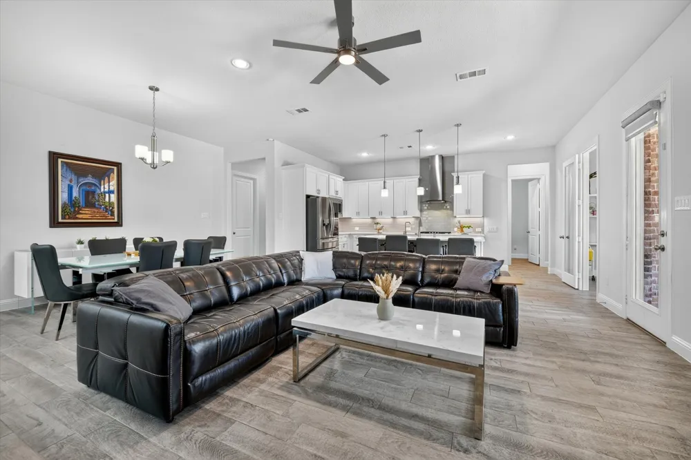 12728 Royal Oaks Lane Farmers Branch, TX 75234