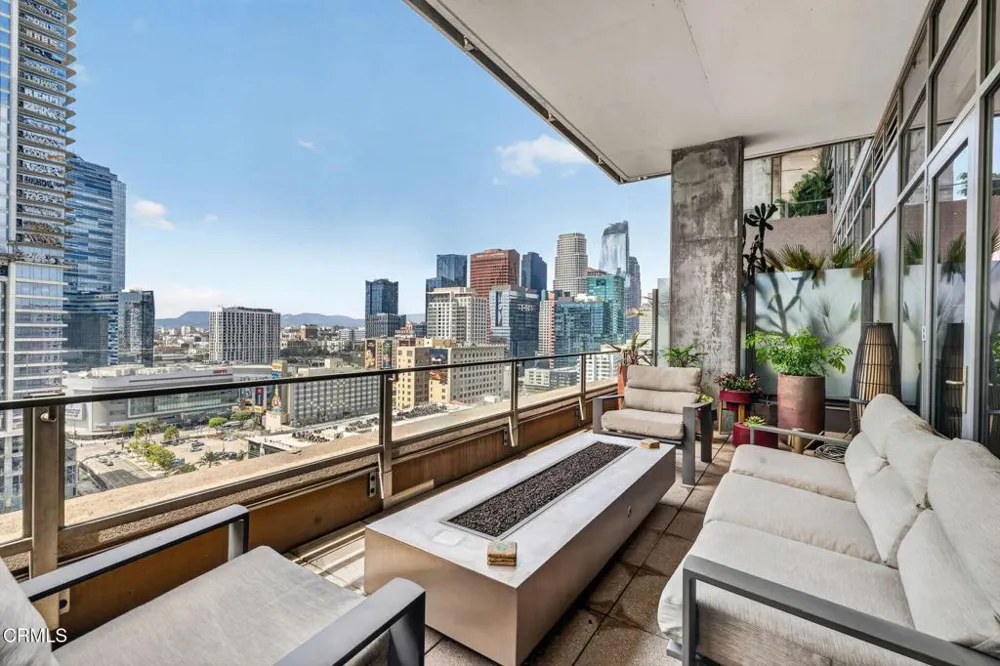 1100 S Hope Street #PH104 Los Angeles, CA 90015