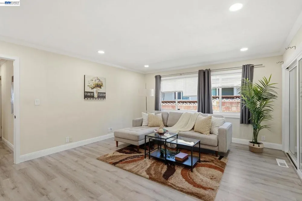 1204 Vistagrand Dr San Leandro, CA 94577