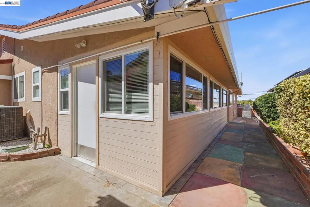 1204 Vistagrand Dr San Leandro, CA 94577