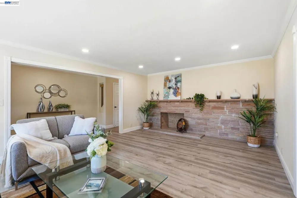1204 Vistagrand Dr San Leandro, CA 94577