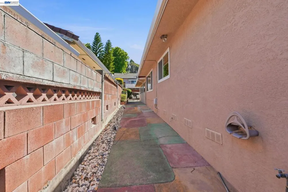 1204 Vistagrand Dr San Leandro, CA 94577