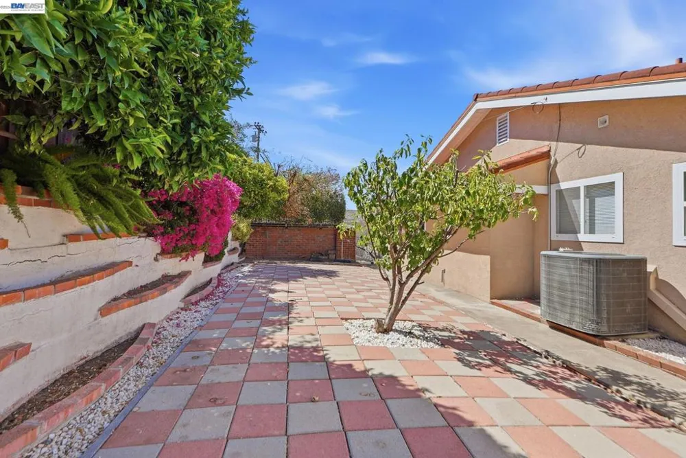 1204 Vistagrand Dr San Leandro, CA 94577