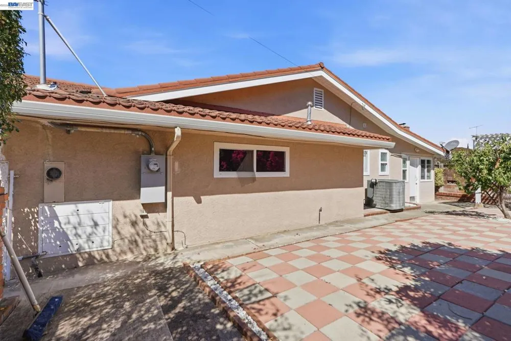 1204 Vistagrand Dr San Leandro, CA 94577
