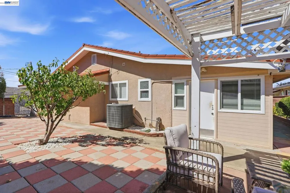 1204 Vistagrand Dr San Leandro, CA 94577