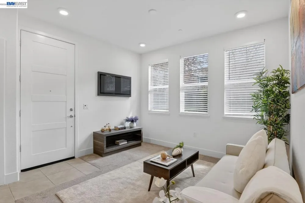 411 Rhythm Ln Hayward, CA 94544