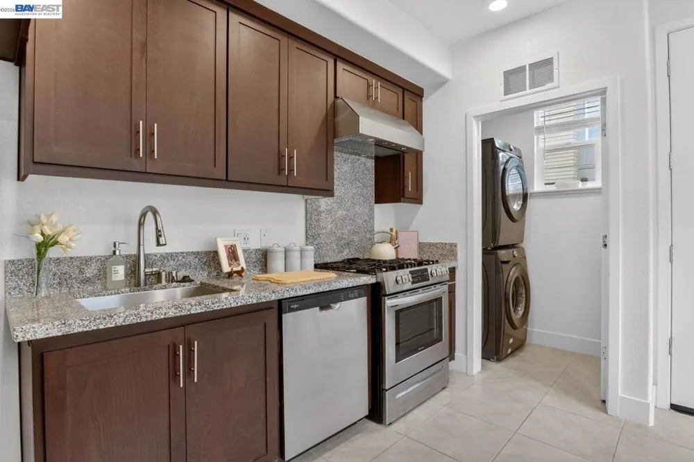 411 Rhythm Ln Hayward, CA 94544
