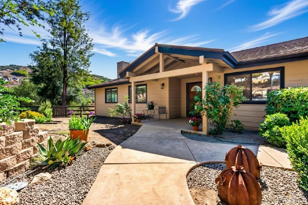 21041 Black Canyon Road Ramona, CA 92065