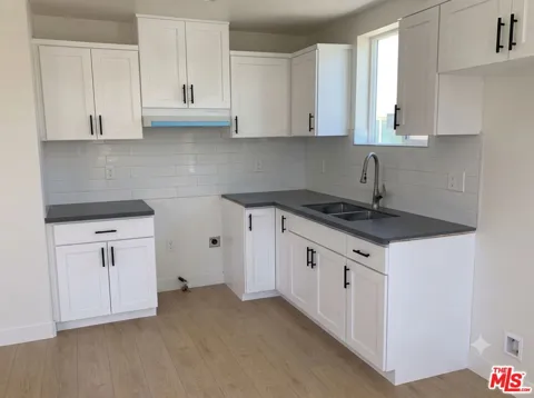 1243 W 41st Place