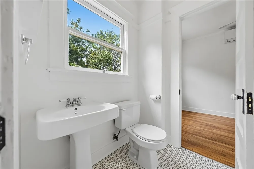 3322 Hamilton Way Los Angeles, CA 90026