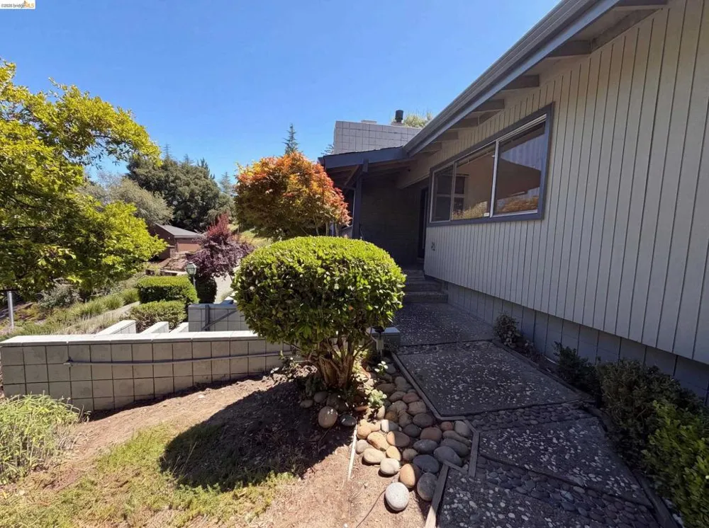 612 Tahos Rd Orinda, CA 94563