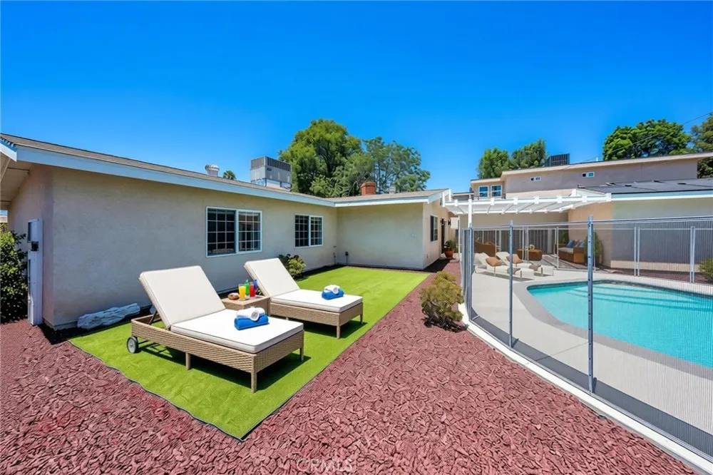 7656 Lasaine Northridge, CA 91325