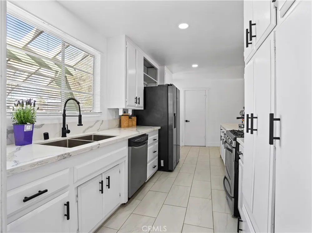 1112 E Avenue J4 Lancaster, CA 93535