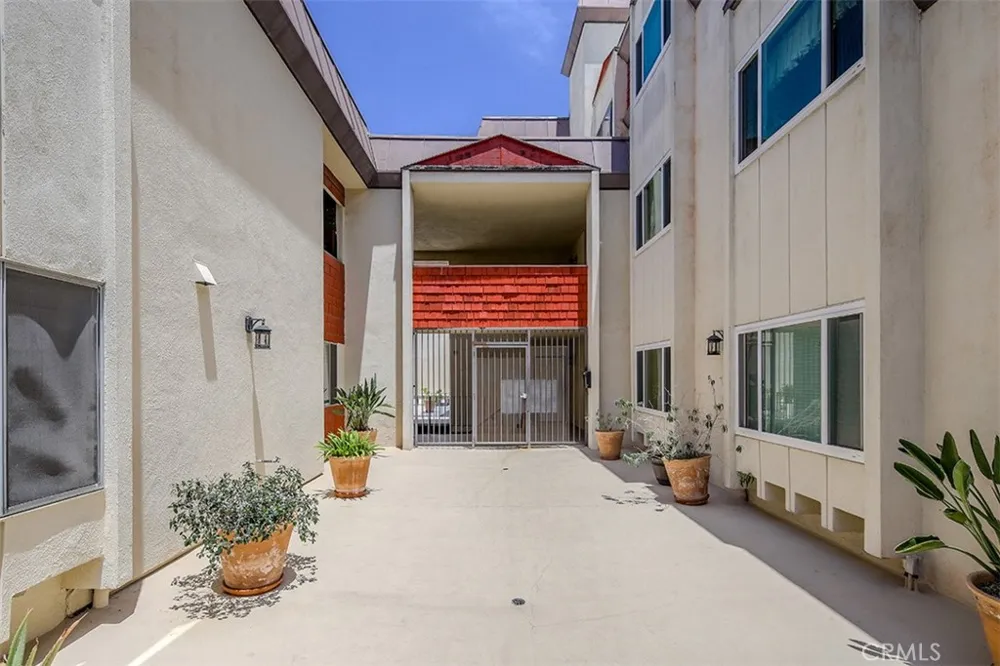 5651 Sumner #109 Culver City, CA 90230