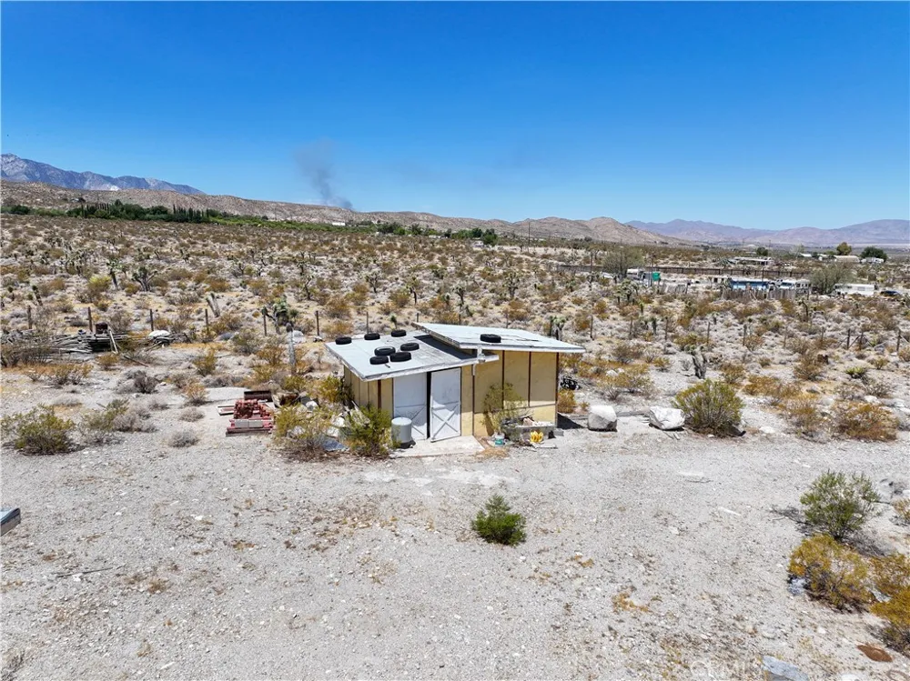 7594 Fairlane Lucerne Valley, CA 92356