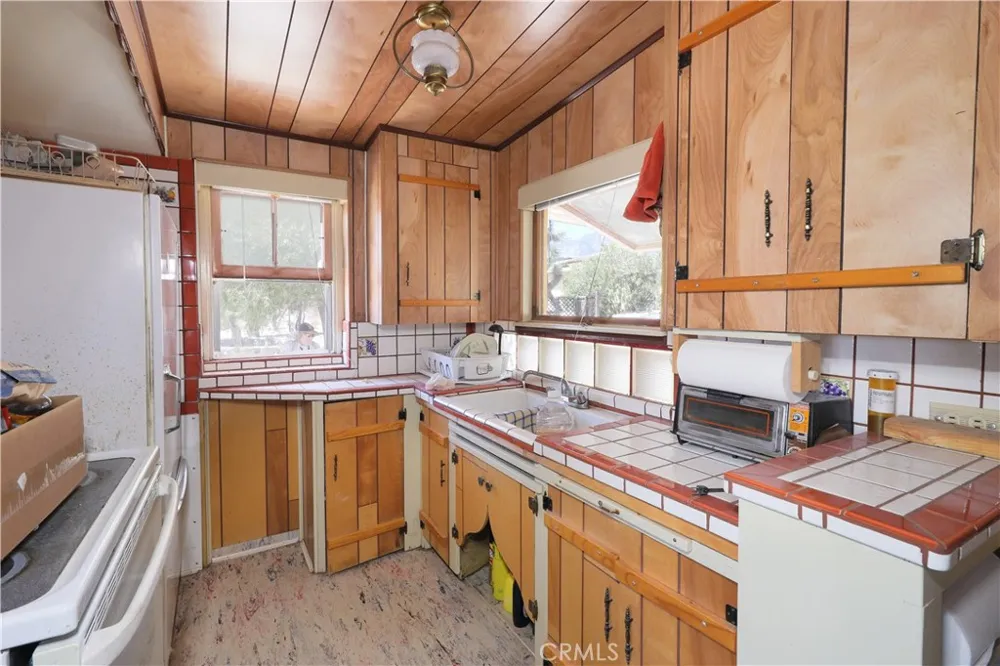 7594 Fairlane Lucerne Valley, CA 92356