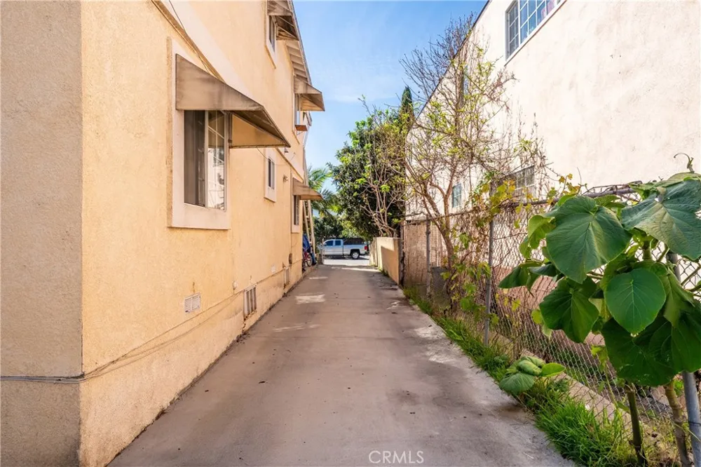 5335 Carlin Los Angeles, CA 90016