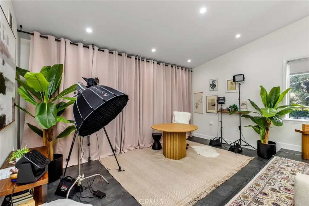 11645 Woodbridge Street Studio City, CA 91604