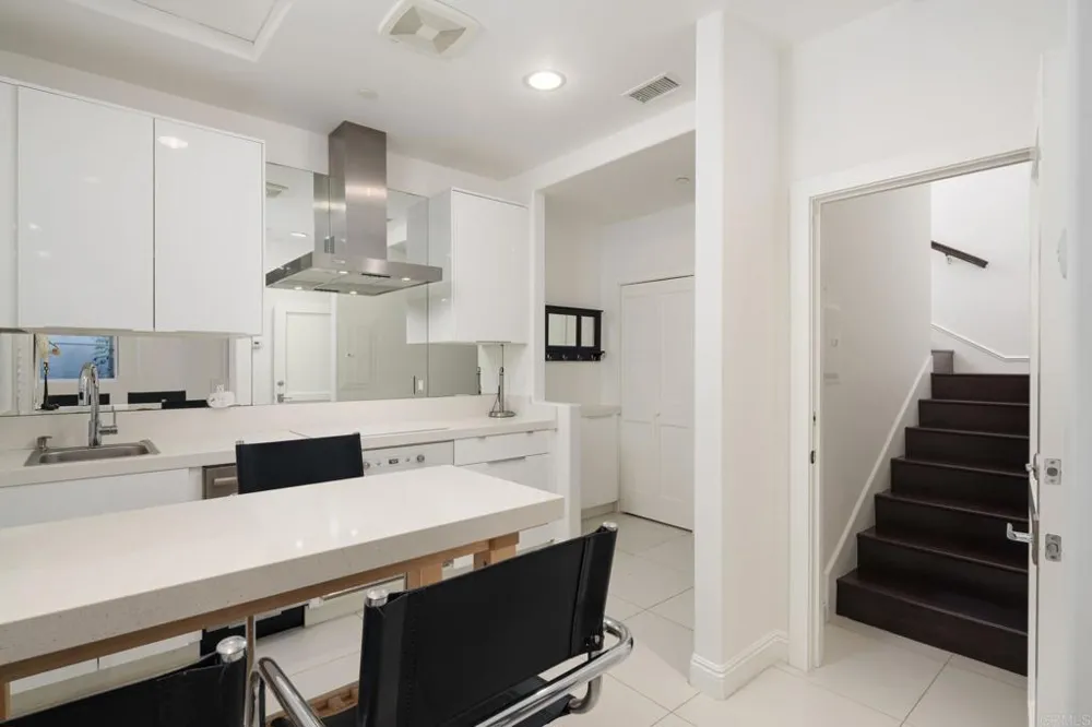 611 Stratford Ct Del Mar, CA 92014