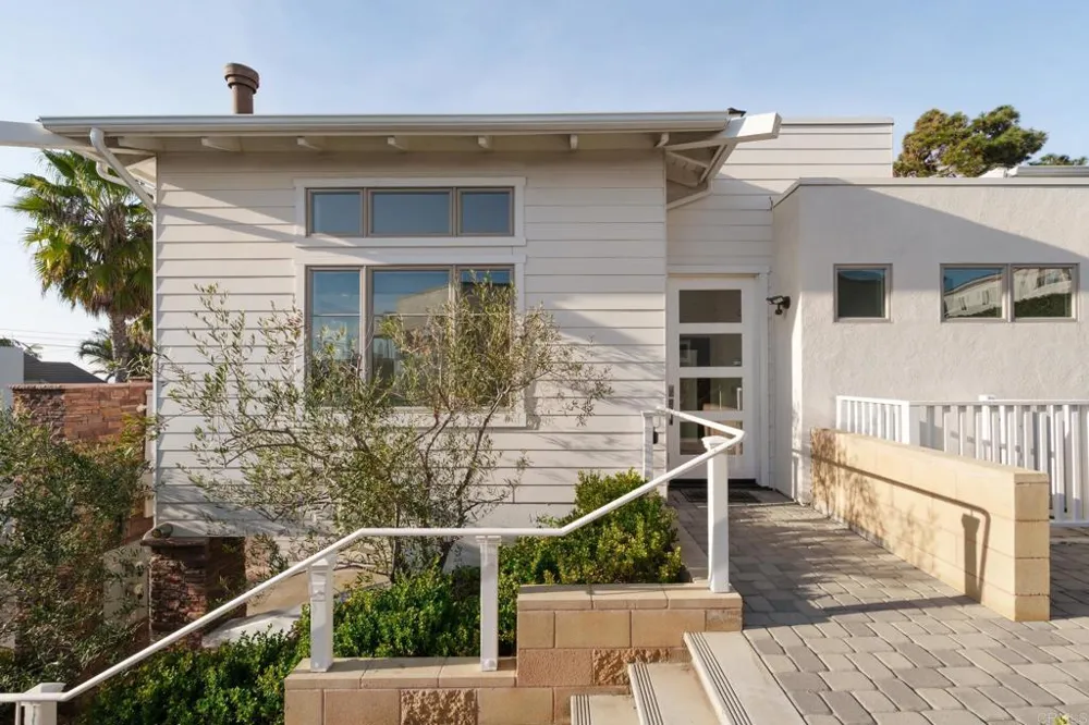 611 Stratford Ct Del Mar, CA 92014