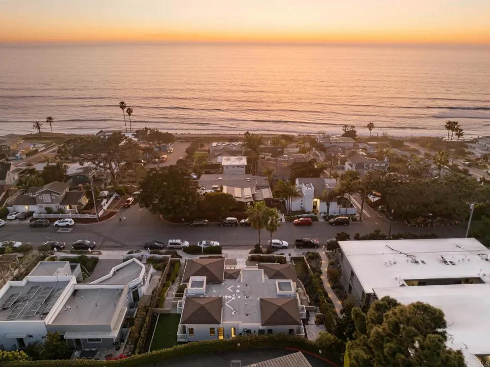 611 Stratford Ct Del Mar, CA 92014