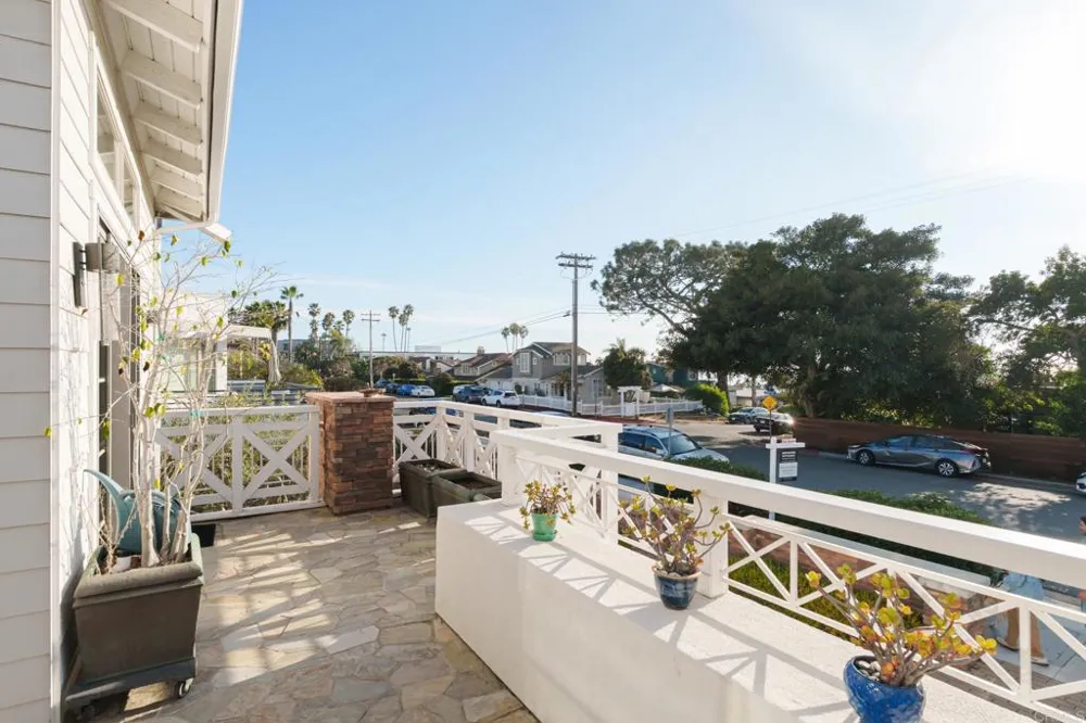 611 Stratford Ct Del Mar, CA 92014