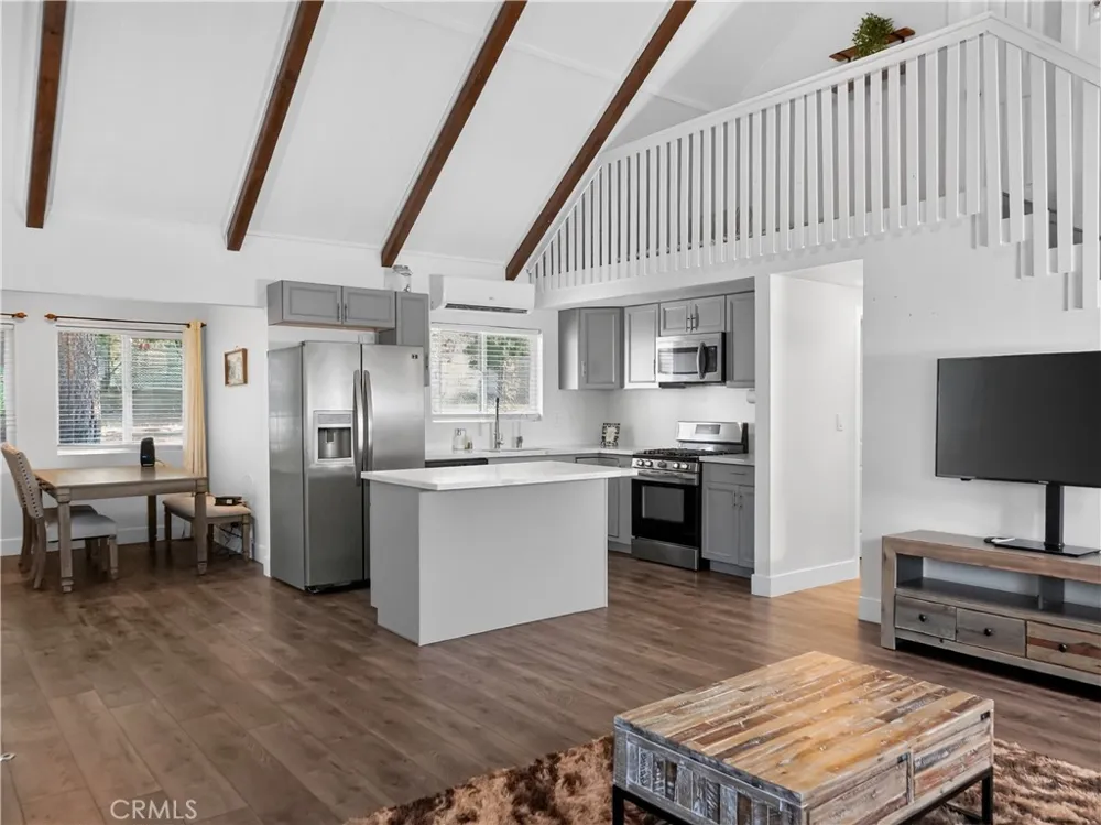 1081 Apple Avenue Wrightwood, CA 92397