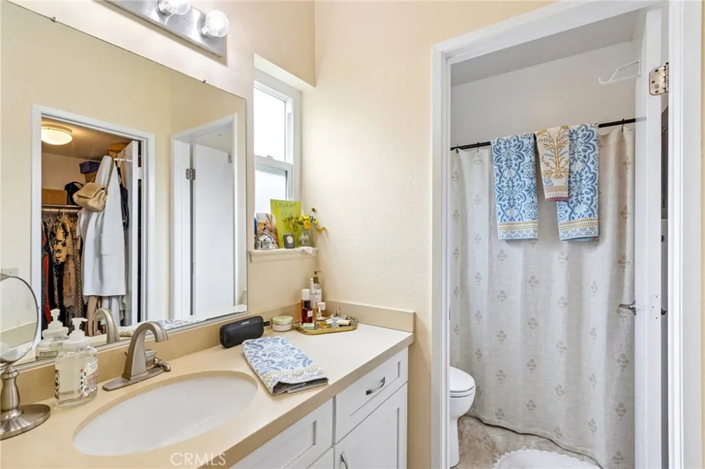 27612 Susan Beth Way #C Saugus, CA 91350
