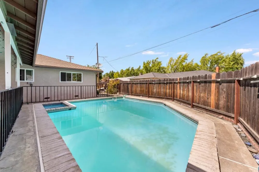 2704 Westchester Lane Modesto, CA 95350