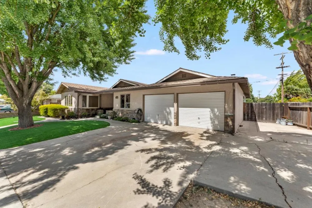 2704 Westchester Lane Modesto, CA 95350
