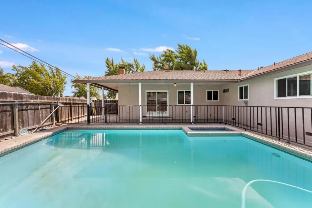 2704 Westchester Lane Modesto, CA 95350