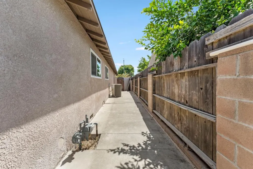 2704 Westchester Lane Modesto, CA 95350