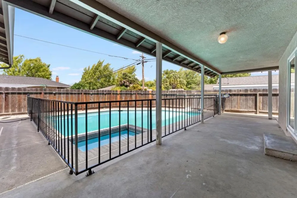 2704 Westchester Lane Modesto, CA 95350