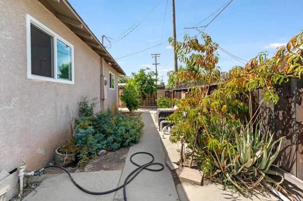 2704 Westchester Lane Modesto, CA 95350